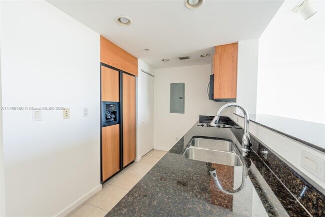Foto del edificio - 325 S Biscayne Blvd
