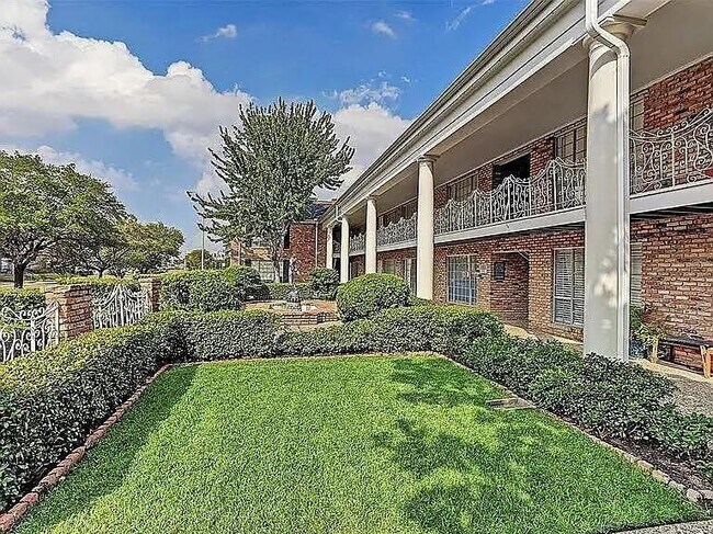 Building Photo - 2101 Fountain View Dr
