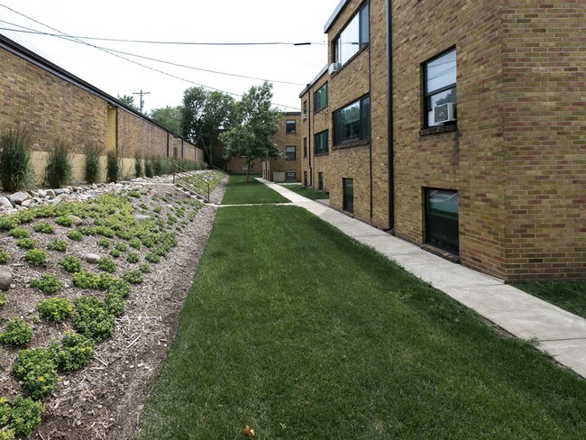 Building Photo - South Snelling Villas