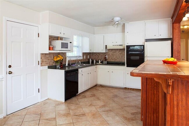 Building Photo - 1620 Flat Shoals Rd SE