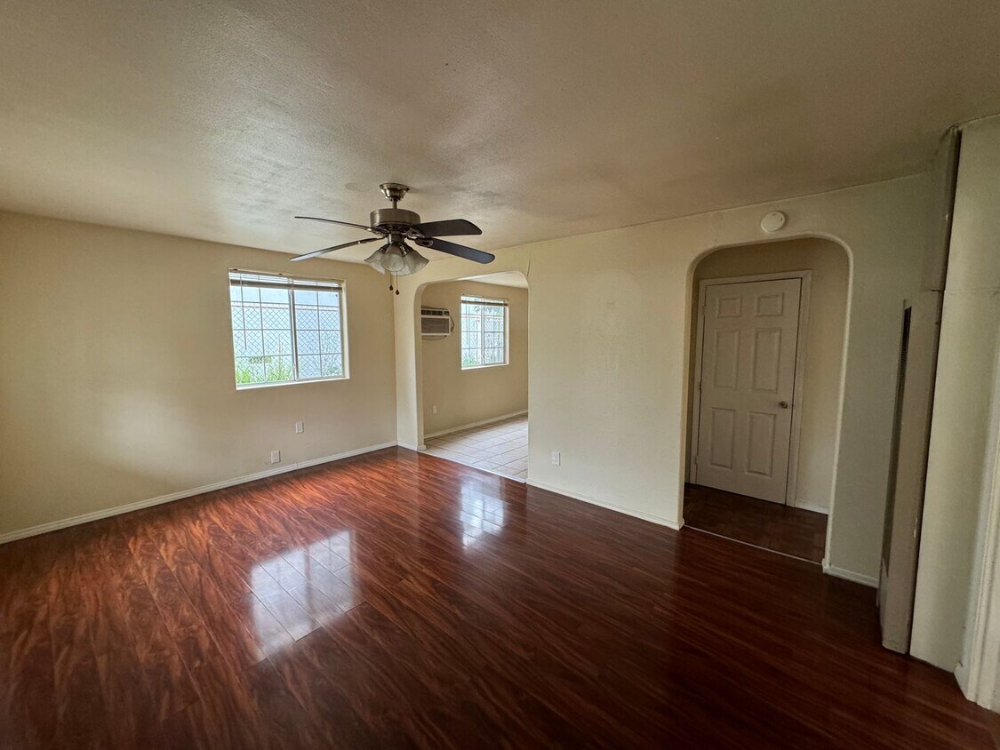 Primary Photo - Charming Two-Bedroom House for Rent