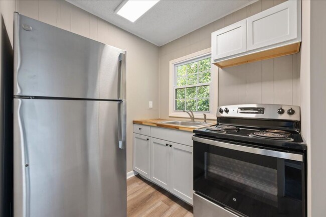 Building Photo - 2-Bedroom, 1-Bathroom Upper-Level Unit in ...