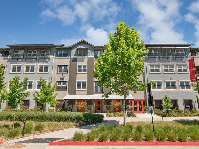 Front view of the condo - 1000 Berryessa Ln