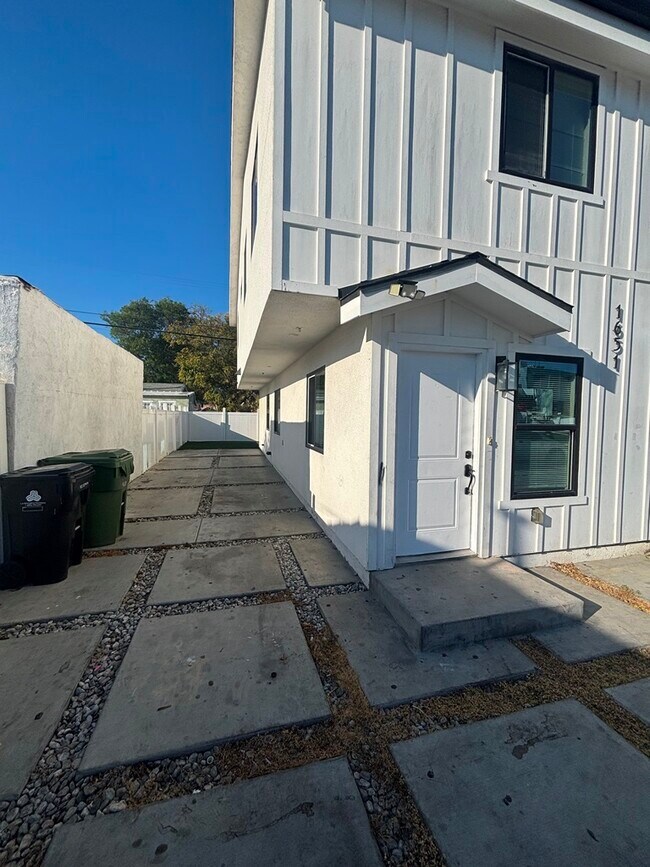 Foto del edificio - 1651 W 85th St