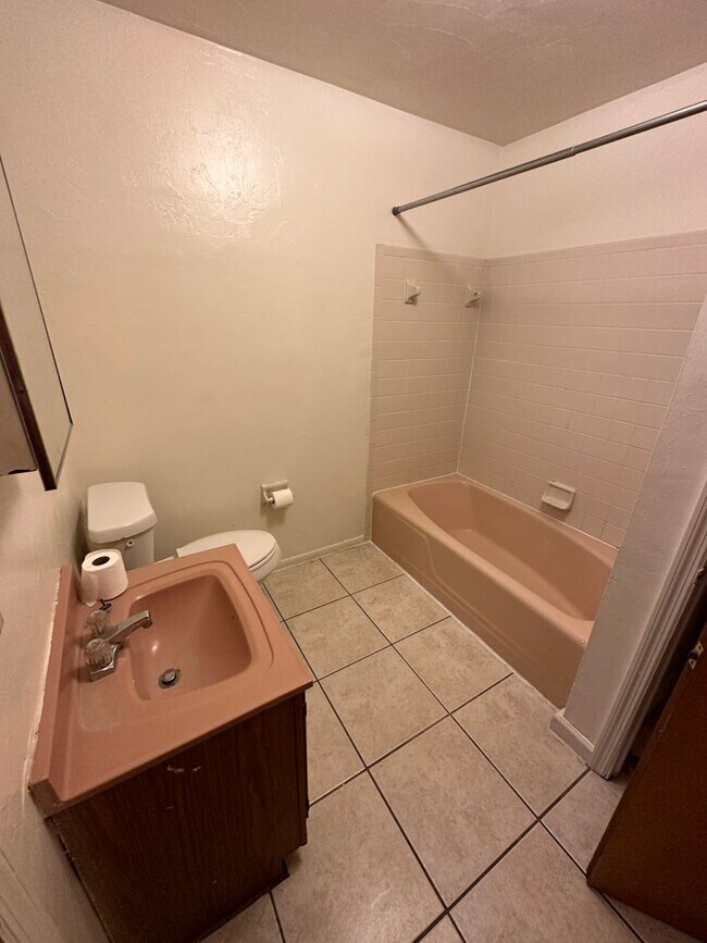 Foto del edificio - 4 bed 2 bath House- Walk to Doak Campbell Stadium!! Available August 2026!