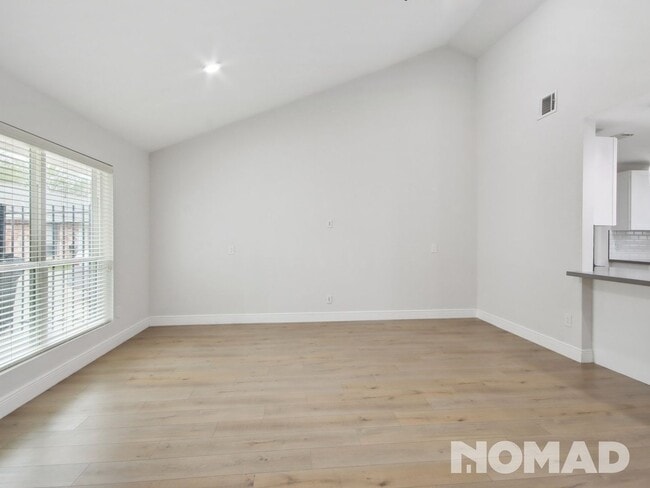 Building Photo - 3 Bedroom Townhome in Houston