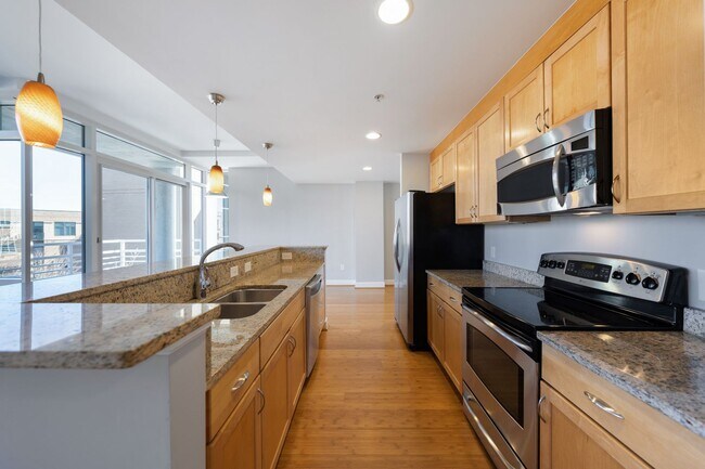 Building Photo - Light filled 1 bed/ 1 bath condo with balc...