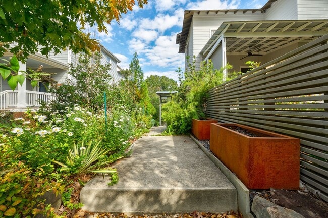 Foto del edificio - Spacious 4-Bedroom, 3.5-Bathroom Craftsman...