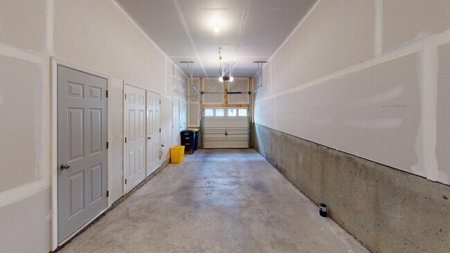 Building Photo - 1605 Fernwood Dr