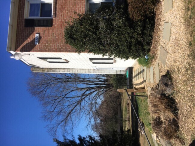 Foto del edificio - 8373 Grove Angle Rd