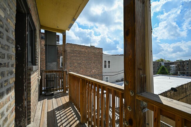 Foto del edificio - 2638 N Milwaukee Ave