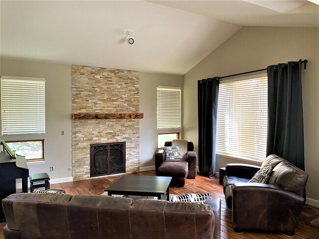 Building Photo - 1300 Prouty Dr