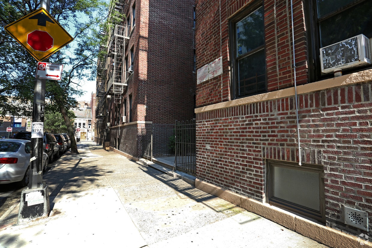 Building Photo - 25 Dongan Pl