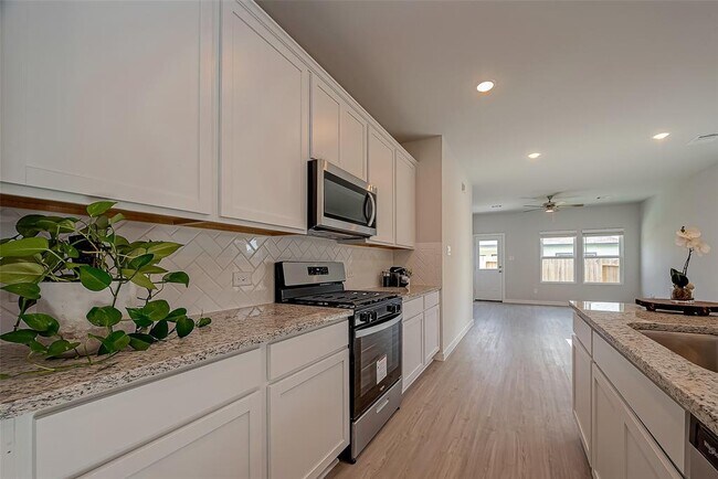 Building Photo - 8111 Arrowroot Ln