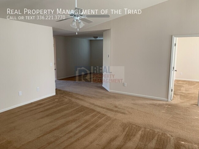 Building Photo - 3724 Hillrise Dr