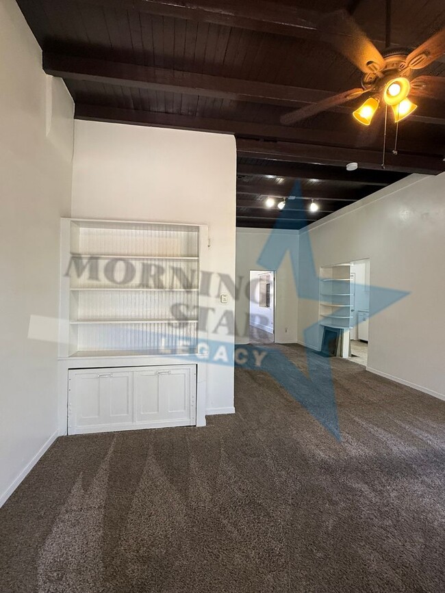 Building Photo - 127-129 S Miranda St