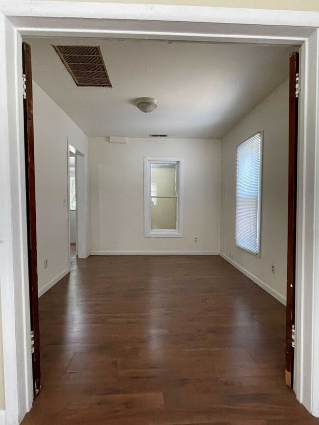 Building Photo - 2 bed, 1 bath with fenced in yard