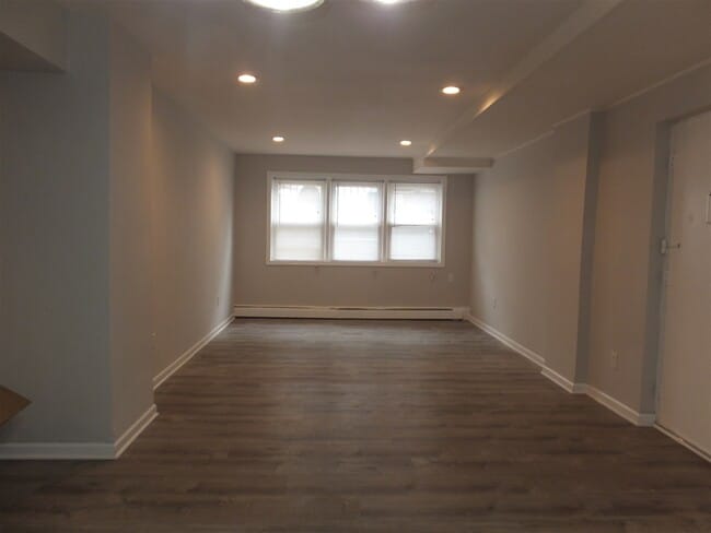 Building Photo - 154 Bowers St