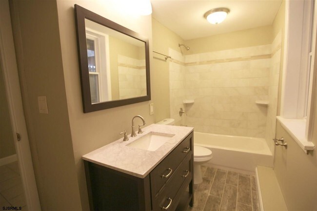 Baño 2 - 111 N Troy Ave