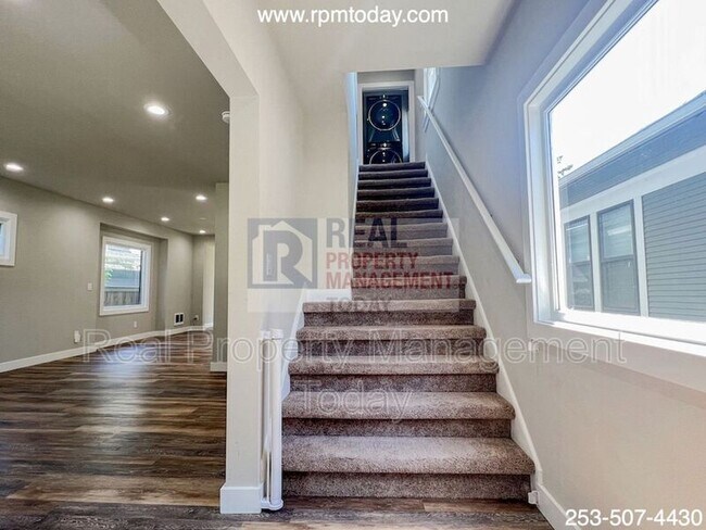 Building Photo - 507 S Ainsworth Ave