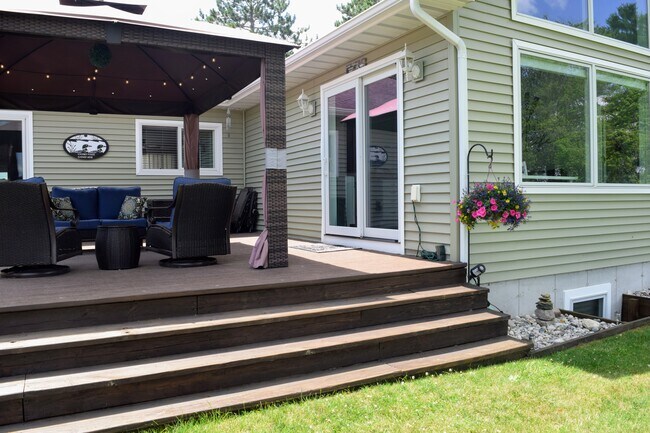 Host living quarters on the left and The Loons Nest on the right. Completely separate areas. - 5041 E 32 Rd