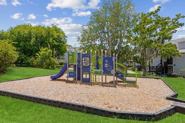 Foto del edificio - $1,550 3 Bed / 2 Bath Near UF | Immediate Move-In or Pre-Lease Through August