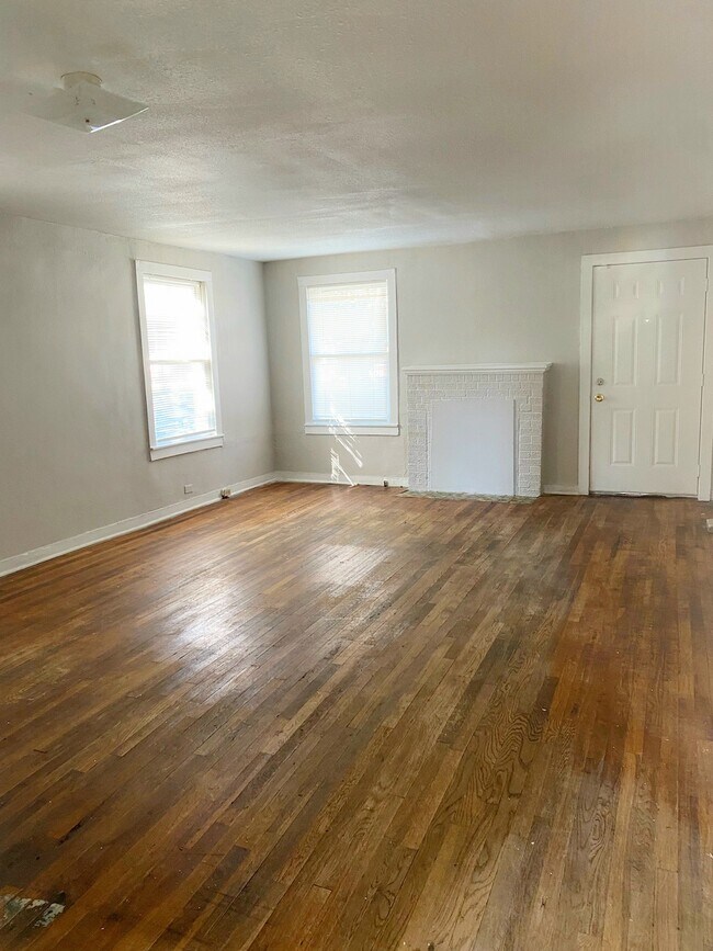 Building Photo - 422 Blue Bonnet St