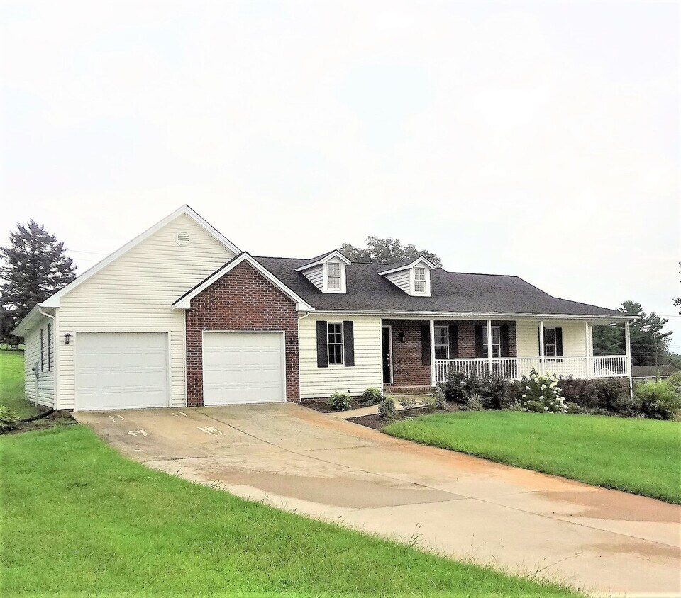 Primary Photo - Spacious Detached Home in Great Location a...