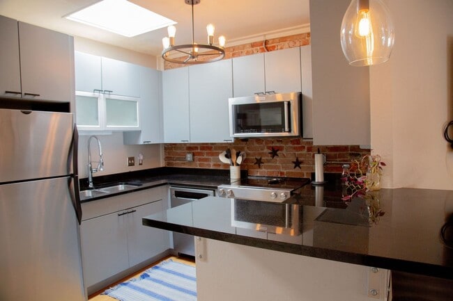 Building Photo - Chic 1-Bedroom Condo in North Capitol Hill...