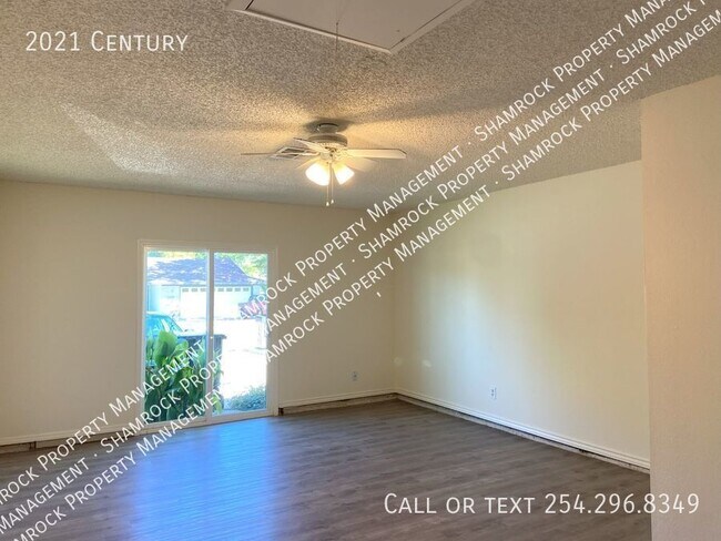 Building Photo - Hewitt area on corner lot!