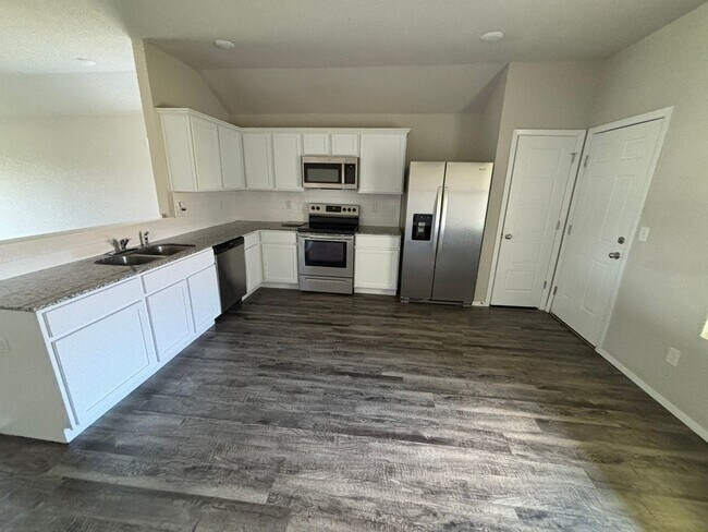 Foto del edificio - Location, Style, and Space: South Fayetteville Living at Its Best!