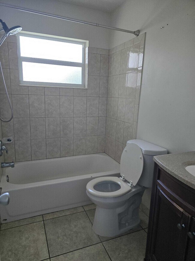 Building Photo - 608 Azalea Ave