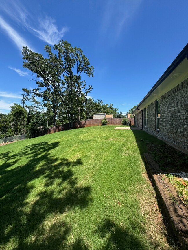 Building Photo - 302 Woodhaven Dr