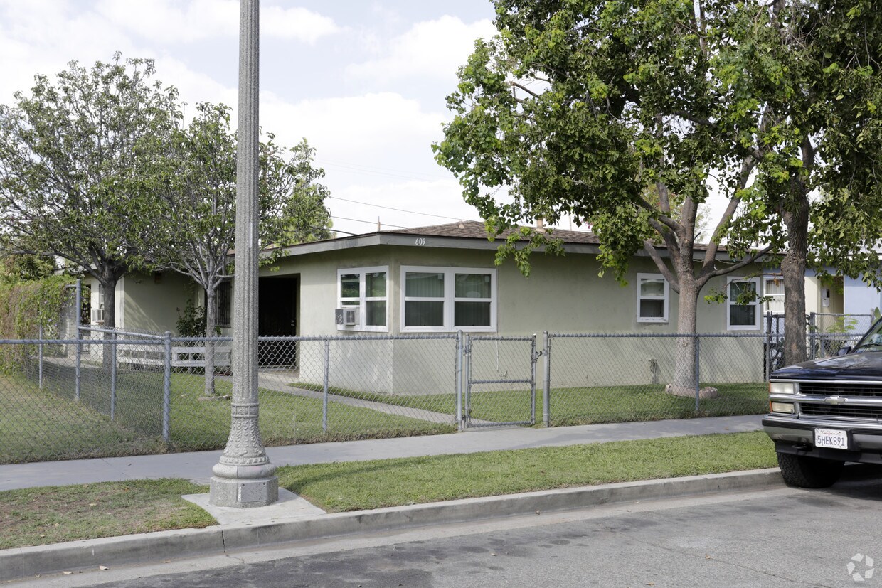 Primary Photo - 609 N Sabina St