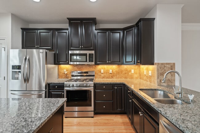 Building Photo - 407 Fairmont Dr