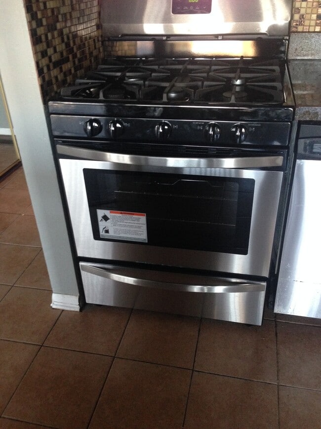 Building Photo - 5820 Wilshire Ct