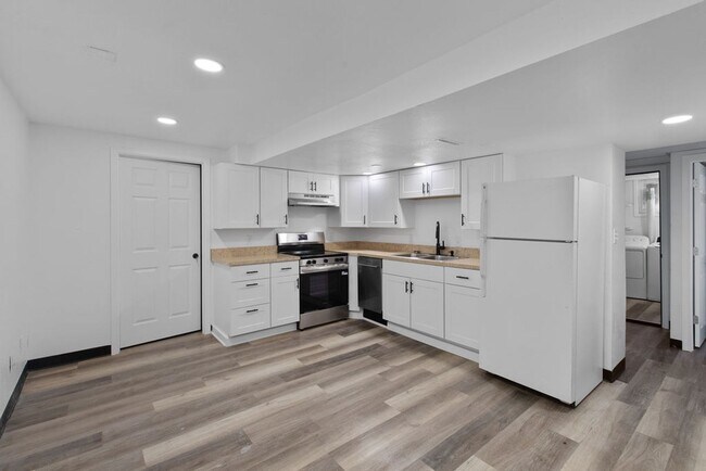 Foto del edificio - 1/2 Off First Full Month's Rent! 3 Bedroom Basement Apartment with Off Street Parking near UNC Ca...