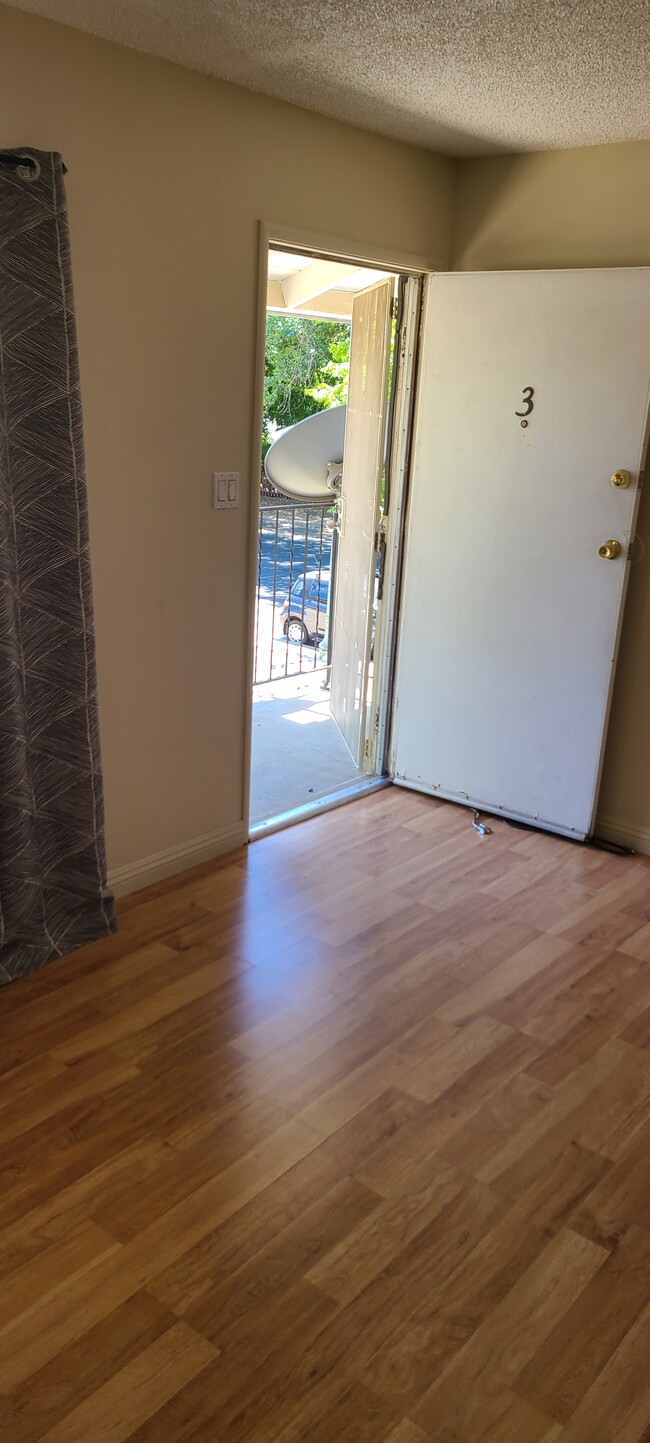 Facing Entrance - 814 2nd St