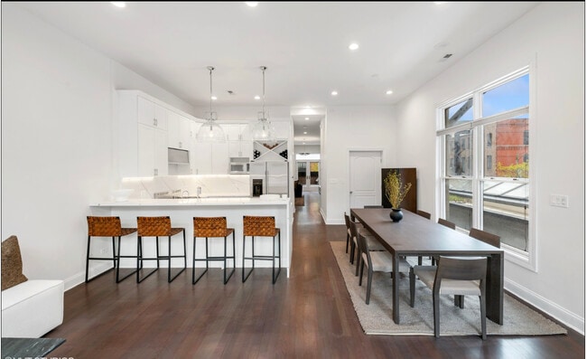 Building Photo - 215 N Green St