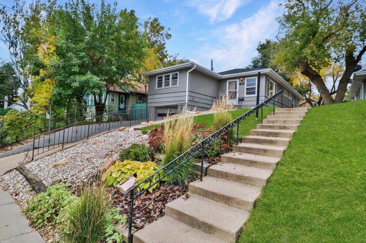 Foto principal - 709-711 E 19th St (Bravo Team) (NE)