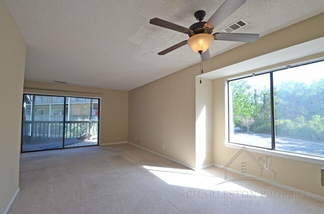 Building Photo - Three Bedroom Condo Close to the Beach