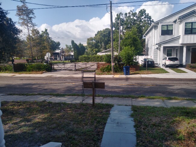 Foto del edificio - 905 E Osborne Ave