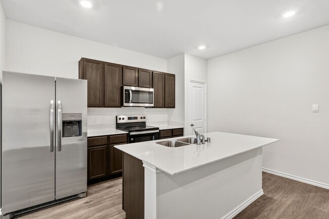 Foto del edificio - 121 Redwood Rd