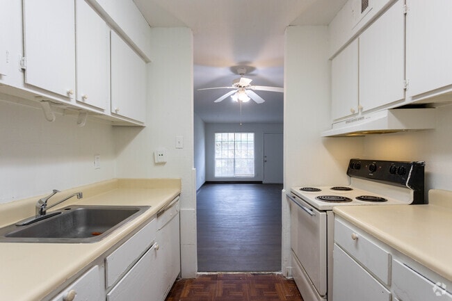 2 BR, 1 BA - 750 SF - Oak Shadows