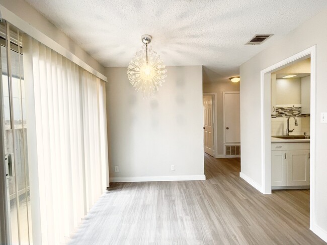 Dining Area - 10700 Topperwein Dr