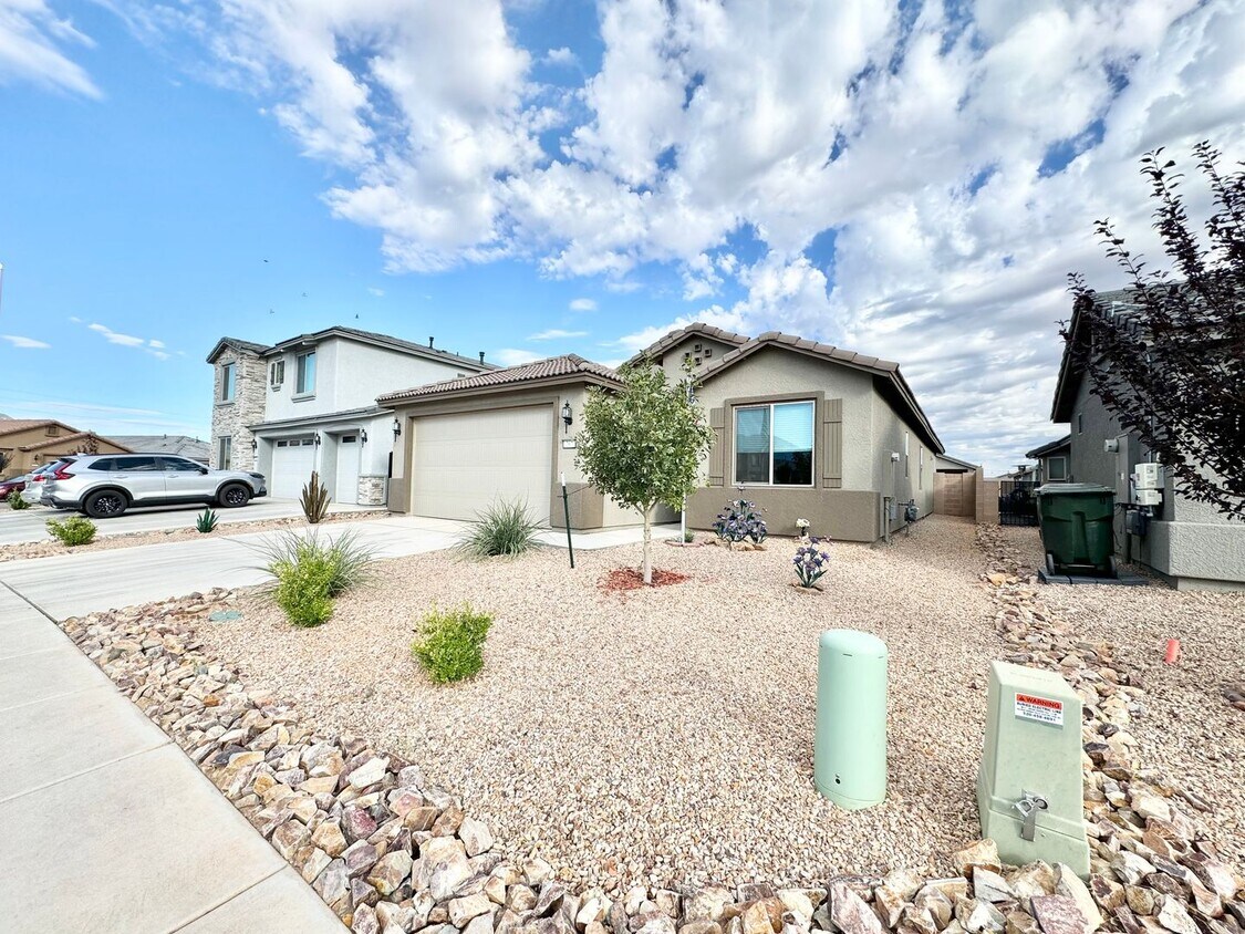 Primary Photo - 3BR/2BA/2CG, 1570 sq.ft. rental built in 2...