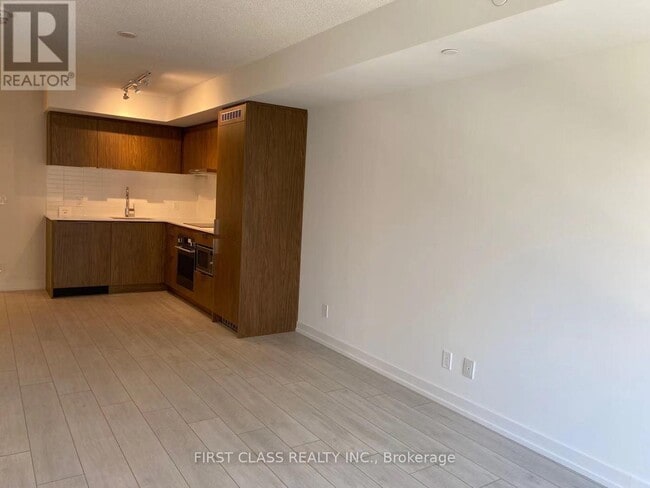 Building Photo - 60 Shuter St