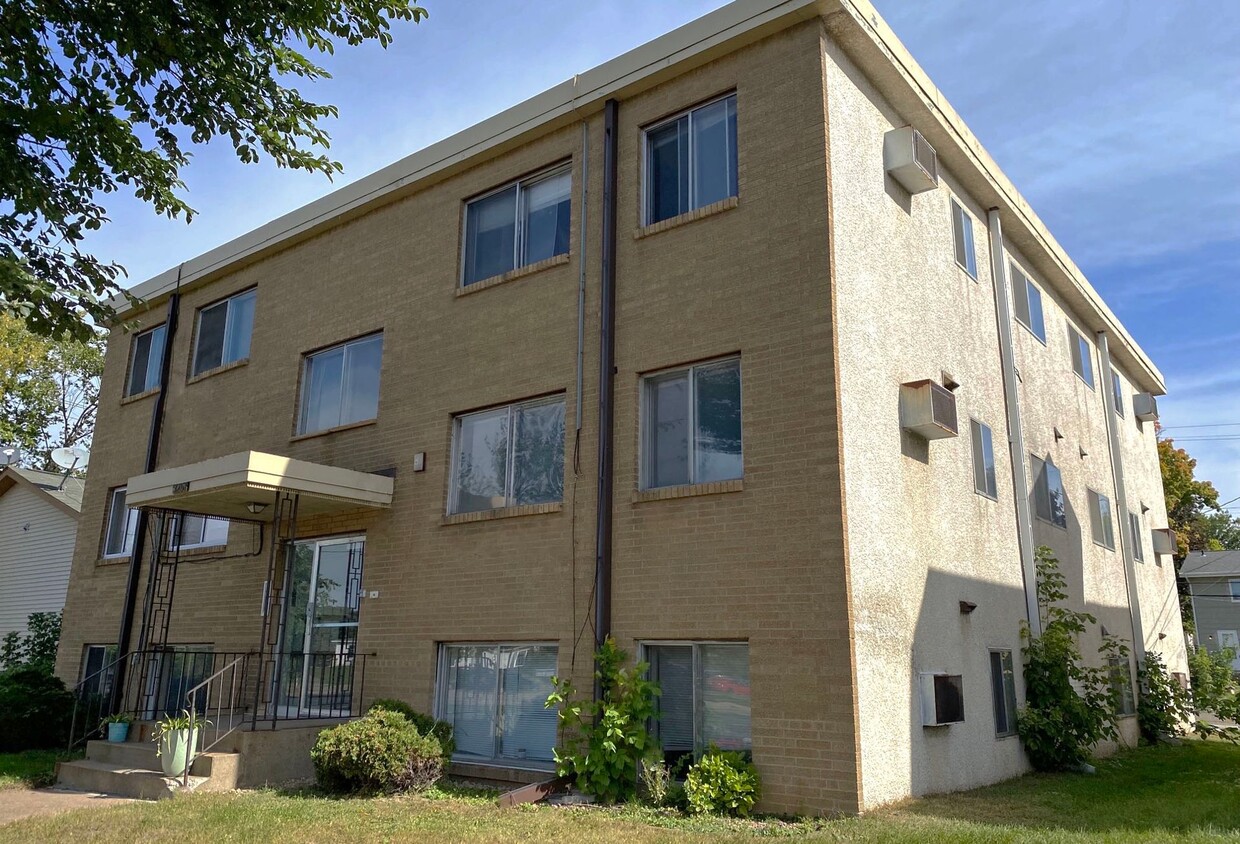 Building Photo - Central Flats