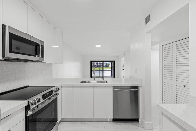 Building Photo - 510 W Park Dr