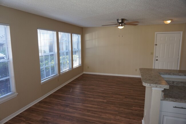 Building Photo - Newly Remodeled in Tradewinds at Metrowest